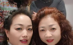 震惊挤奶门新年巨献 90后小妹挤奶喂小狗